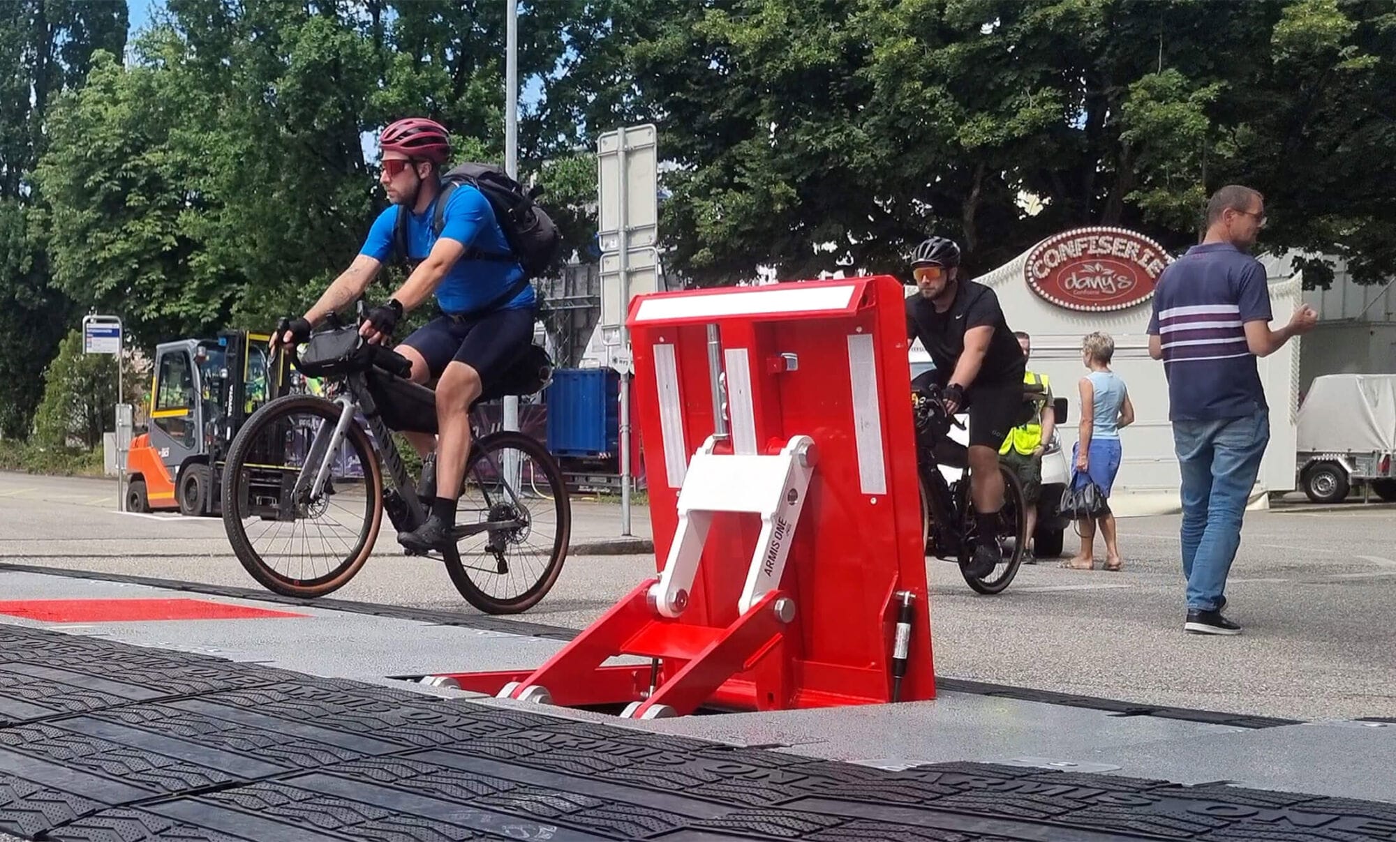 radfahrer geklapptes element zufahrtssperre